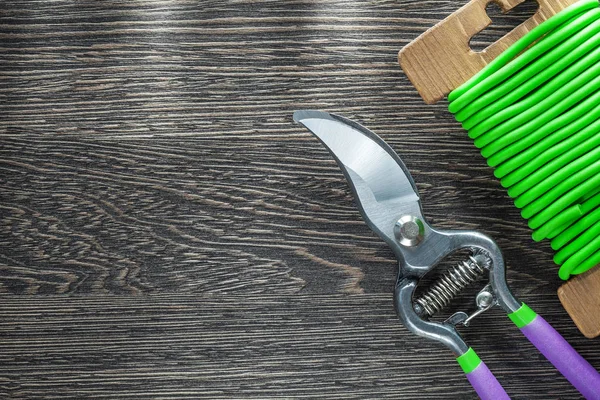 Nůžky zahradní kravatu drátu na dřevěné desce — Stock fotografie