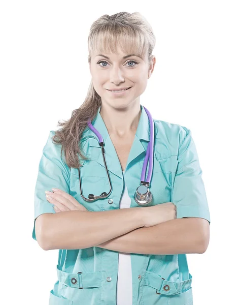 Изолированный портрет улыбающейся женщины-врача со скрещенной рукой — стоковое фото
