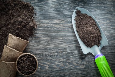 Turba tencere toprak spade ahşap tahta üzerinde