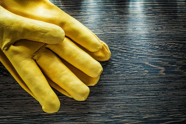 Guantes de seguridad de cuero en tablero de madera vista superior — Foto de Stock