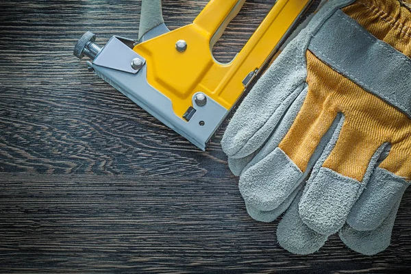 Pohled shora na stavební sešívačka bezpečnostní rukavice — Stock fotografie