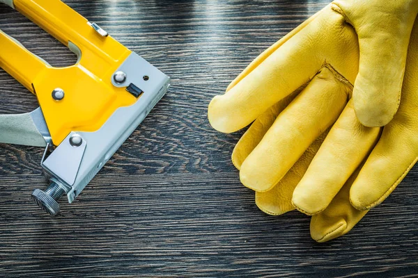 Pary rękawice ochronne budowlane zszywacza na desce — Zdjęcie stockowe
