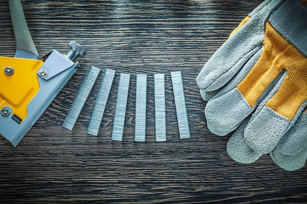 Bouw nietmachine metalen nietjes beschermende handschoenen — Stockfoto