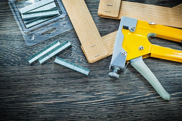 Bouw nietmachine nietjes houten planken bovenaanzicht — Stockfoto