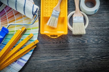 Boya fırça rulo tepsisi renk pantone skotç ahşap bir araya geldi
