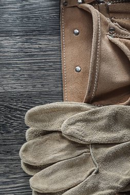 Aracı Kemer deri koruyucu eldiven ahşap tahta üzerinde