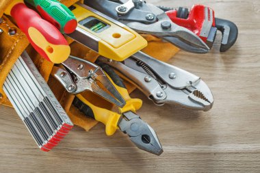 Toolbelt ahşap tahta üzerinde inşaat araçları