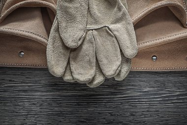 Aracı Kemer Emanet eldiven ahşap tahta üzerinde