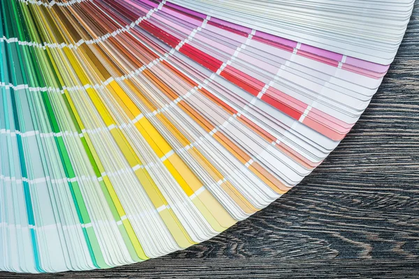 Colore ventilatore pantone su tavola di legno vista dall'alto — Foto Stock