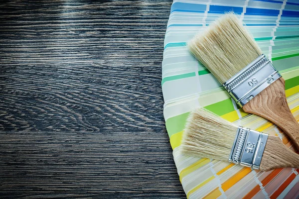 Pinsel Farbe Pantone-Fächer auf Holzplatte — Stockfoto