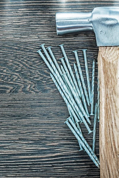 Martillo de clavos de construcción inoxidable en tablero de madera — Foto de Stock