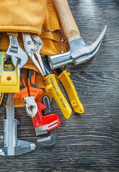 Lederen toolbelt bouw tooling hout achtergrond bovenop vie — Stockfoto