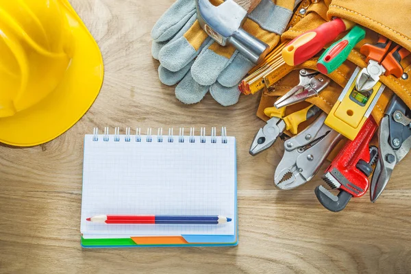 Bauwerkzeug Werkzeug Gürtel Sicherheitshandschuhe Klauenhammer Notizblock — Stockfoto