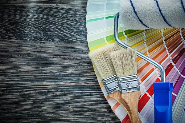 Verf penselen roller kleur pantone fan op houten plank — Stockfoto