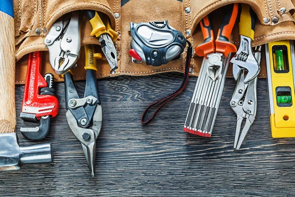 Skórzane narzędzie pasa budowy narzędzi na desce — Zdjęcie stockowe