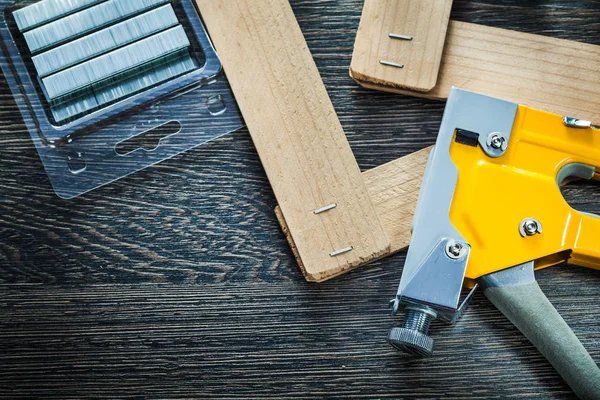 Строительный степлер скрепляет деревянные доски — стоковое фото