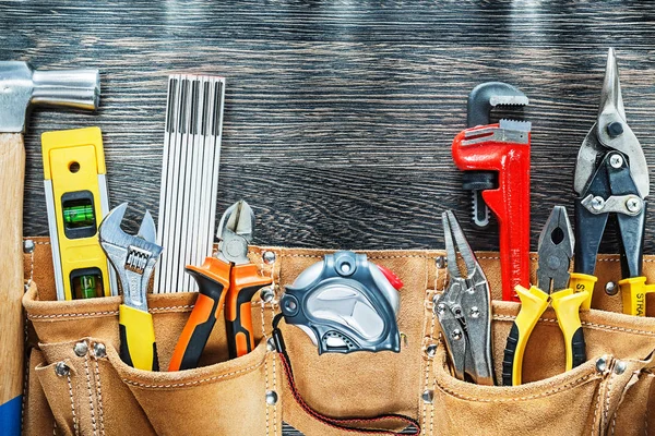 Werkzeuge zur Reparatur in Leder-Konstruktionsgürtel auf Holzbrett — Stockfoto