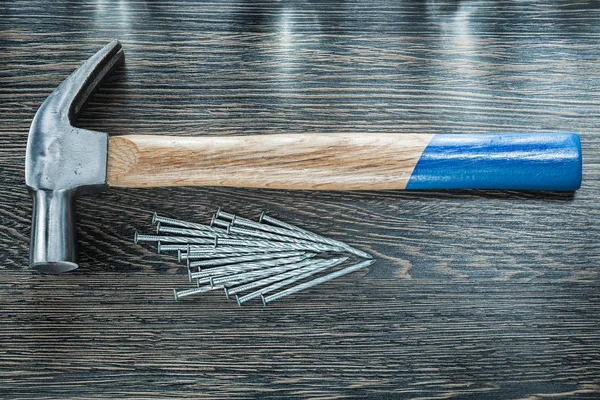 Stack av konstruktion naglar klo hammare på träskiva — Stockfoto