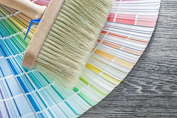Set med pensel färgpalett fläkt på träskiva — Stockfoto