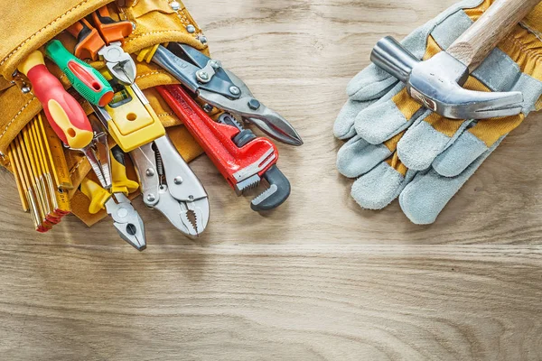 Bouw tooling gereedschap riem beschermende handschoenen op houten bord — Stockfoto