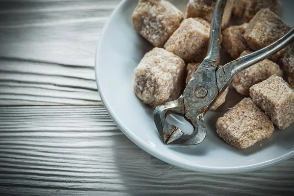 Закрыть вид винтажные сахарные плоскогубцы в блюдце — стоковое фото