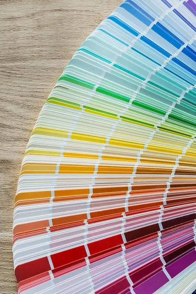 Ventilatore pantone multicolore su contatore in legno — Foto Stock