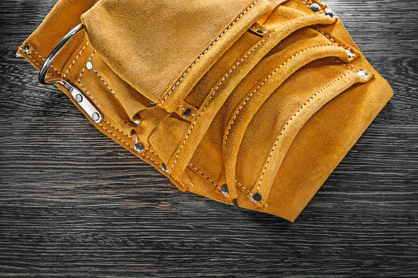 Bälte läder konstruktion på träskiva horisontell vy — Stockfoto
