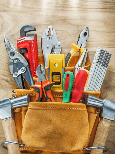 Δείτε εργαλεία στο δέρμα toolbelt πάνω σε ξύλινη σανίδα — Φωτογραφία Αρχείου