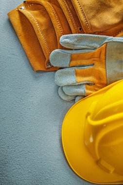 Beton zemin üzerine aracı kemer koruyucu eldivenler zor şapka
