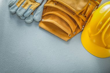 Kask üzerinde beton backgrou Bina aracı kemer koruyucu eldivenler