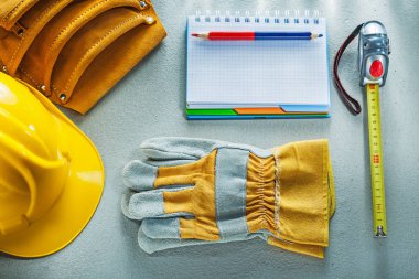 Koruyucu eldiven baret defter kalem alet kemeri t ölçme