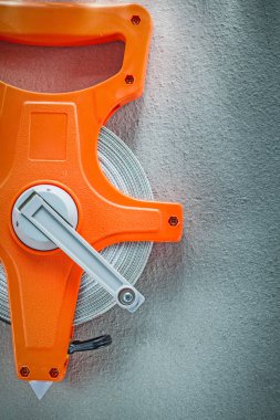 Beton arka plan üstten görünüm üzerinde ölçüm bandı