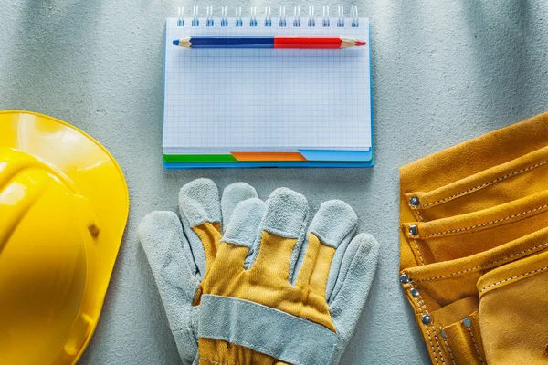 Schutzhandschuhe Helm Notizbuch Bleistift Werkzeuggürtel auf concr — Stockfoto