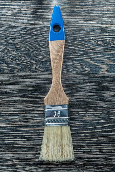 Cepillo para pintar sobre tabla de madera — Foto de Stock
