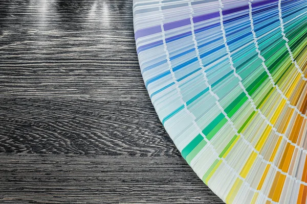 Ventilador de paleta de cores na vista superior da placa de madeira — Fotografia de Stock