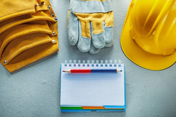 Guanti protettivi costruzione casco blocco note matita strumento cintura su co — Foto Stock