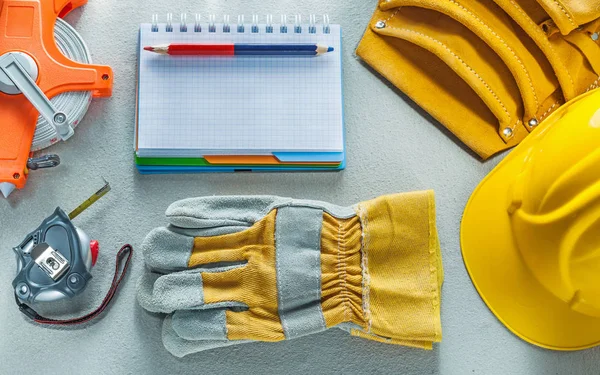 Beschermende handschoenen hard hat Kladblok potlood gereedschap riem meten ta — Stockfoto