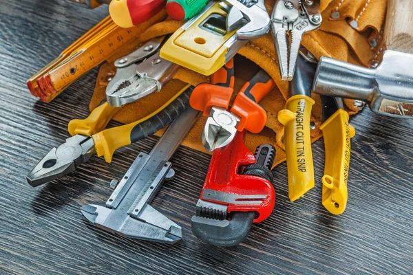 Skórzane toolbelt narzędzia do tworzenia na podłoże drewniane — Zdjęcie stockowe