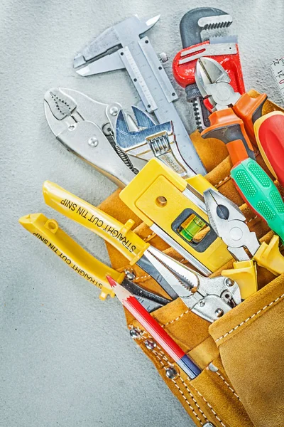 Juego de herramientas de construcción en correa de herramientas de cuero — Foto de Stock