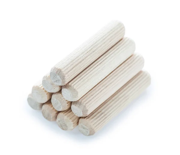 Novas cavilhas de madeira isoladas em branco — Fotografia de Stock