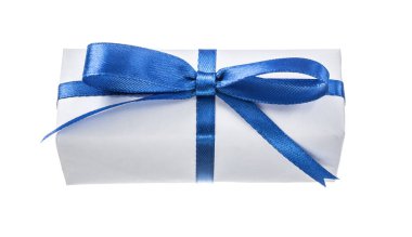 Beyaz hediye kutusu beyaz izole mavi fiyonklu