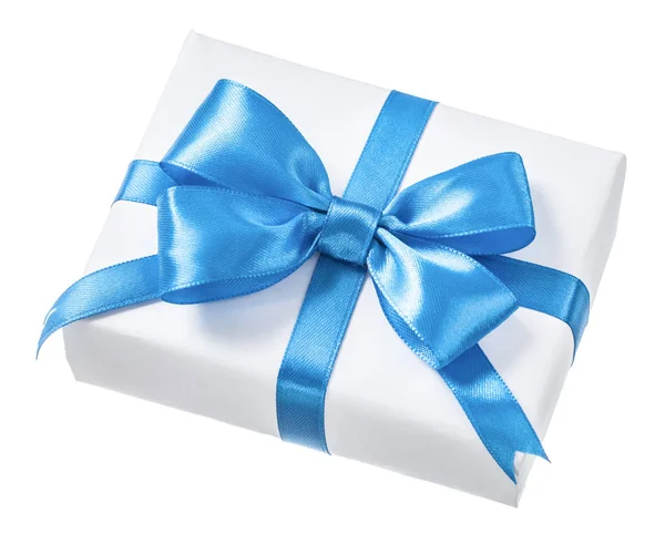 Sarılı beyaz mevcut kutu üzerinde beyaz izole mavi fiyonklu — Stok fotoğraf