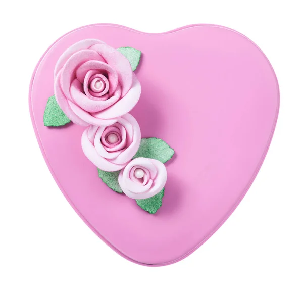 Scatola regalo decorata rosa a forma di cuore isolata su bianco — Foto Stock