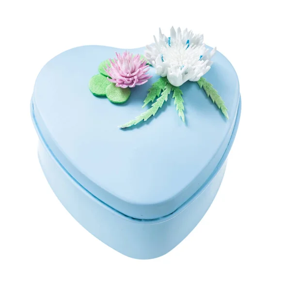 Scatola regalo blu decorata a forma di cuore isolata su bianco — Foto Stock