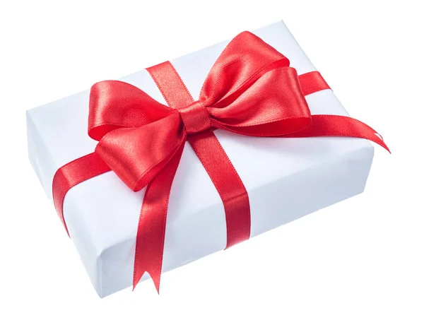 Caixa de presente embrulhado branco com fita vermelha isolada em branco — Fotografia de Stock
