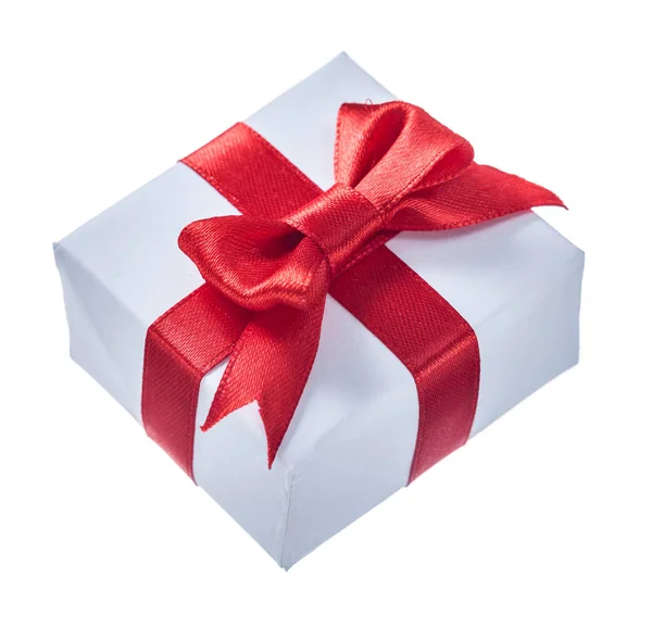 Wit verpakt geschenkdoos met rode knoop geïsoleerd op wit — Stockfoto