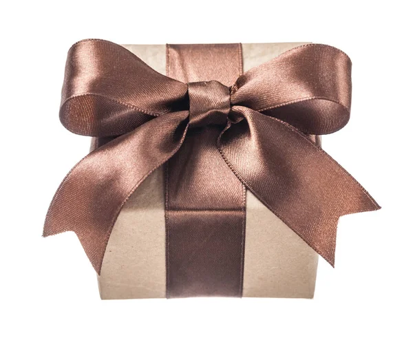 白で隔離茶色のプレゼント ボックス — ストック写真