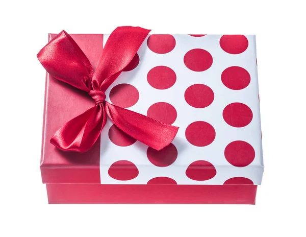 Scatola regalo avvolta rossa isolata su bianco — Foto Stock