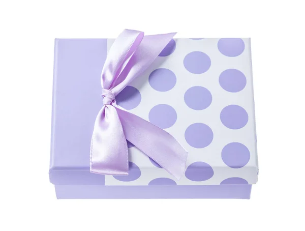 Coffret cadeau violet isolé sur blanc — Photo