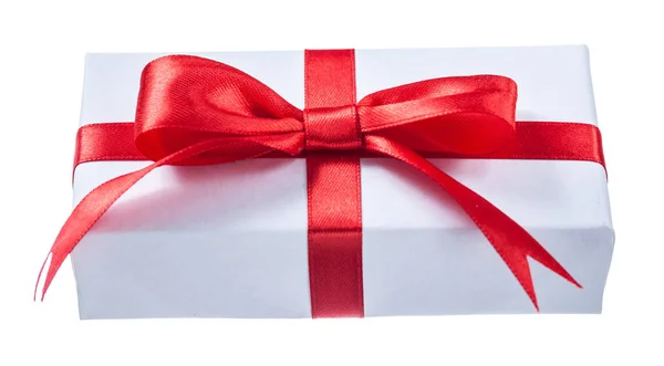Белый обернутый подарок коробка с красным бантом изолированы на белом — стоковое фото